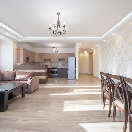 2 Bedrooms 2 Bathrooms Large And Lux Apartment Best Location エレバン エクステリア 写真