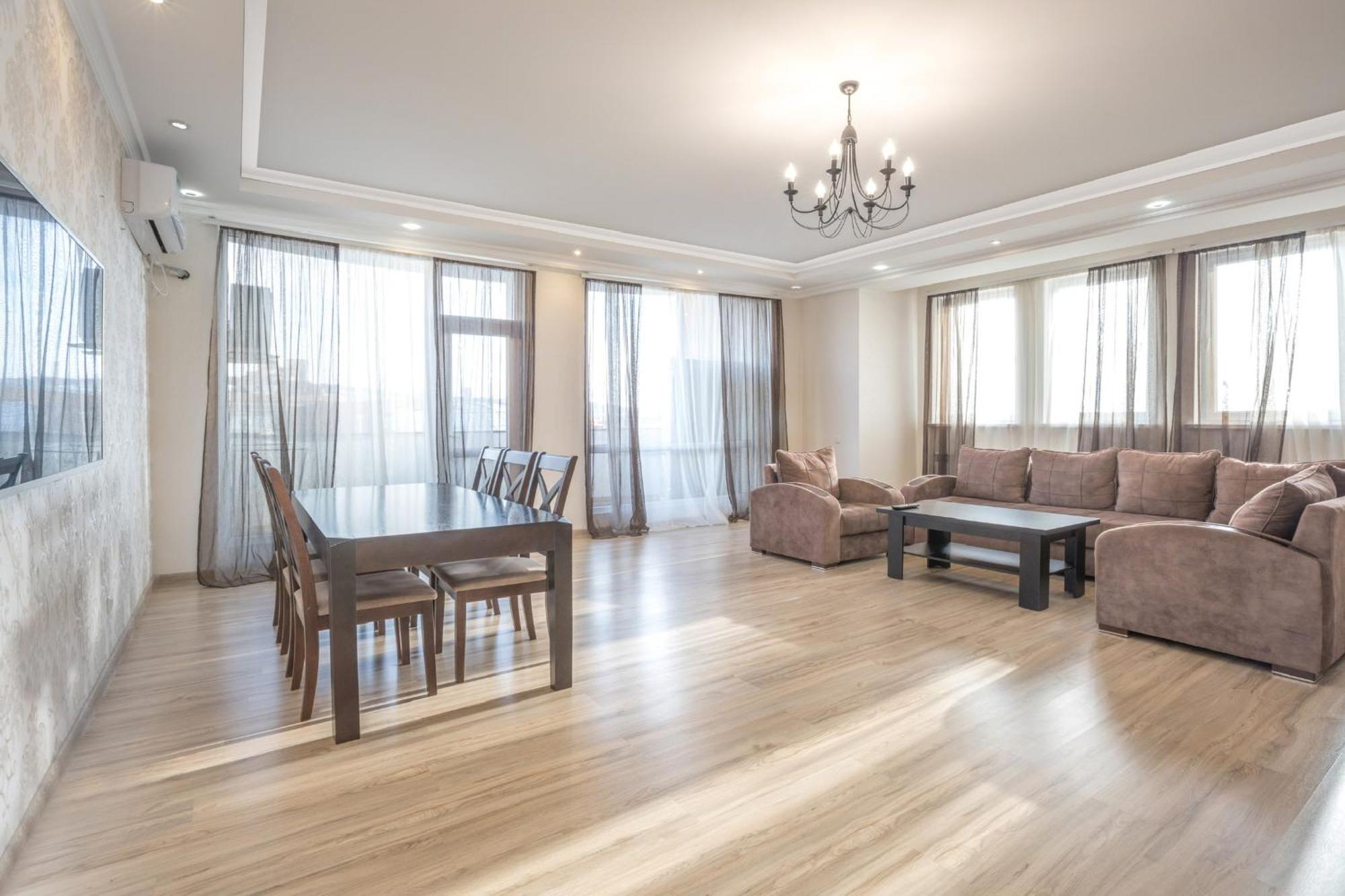 2 Bedrooms 2 Bathrooms Large And Lux Apartment Best Location エレバン エクステリア 写真