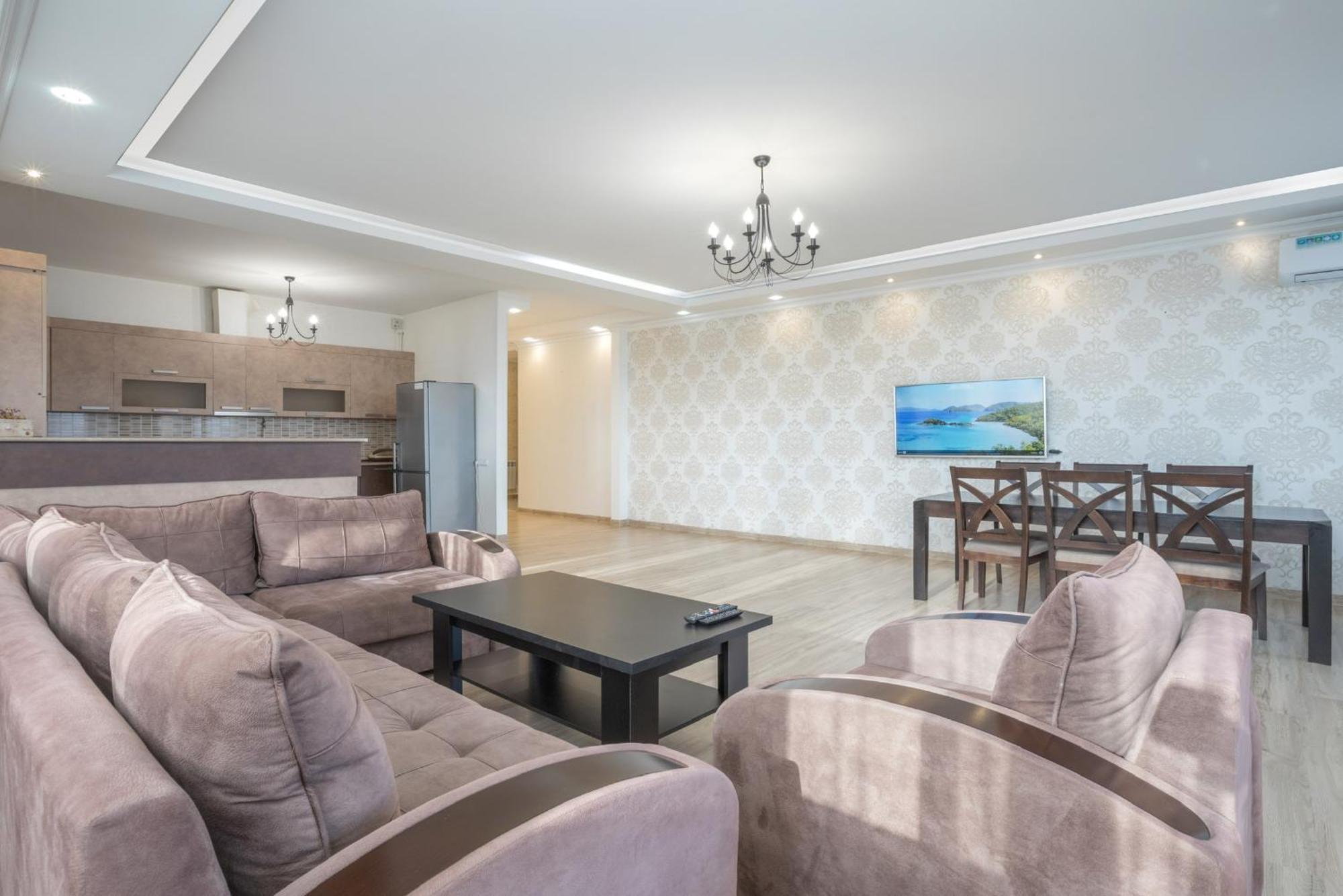 2 Bedrooms 2 Bathrooms Large And Lux Apartment Best Location エレバン エクステリア 写真