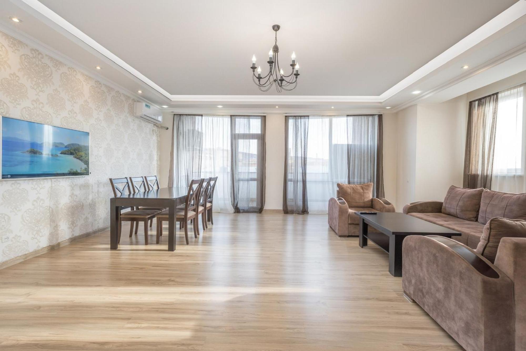 2 Bedrooms 2 Bathrooms Large And Lux Apartment Best Location エレバン エクステリア 写真