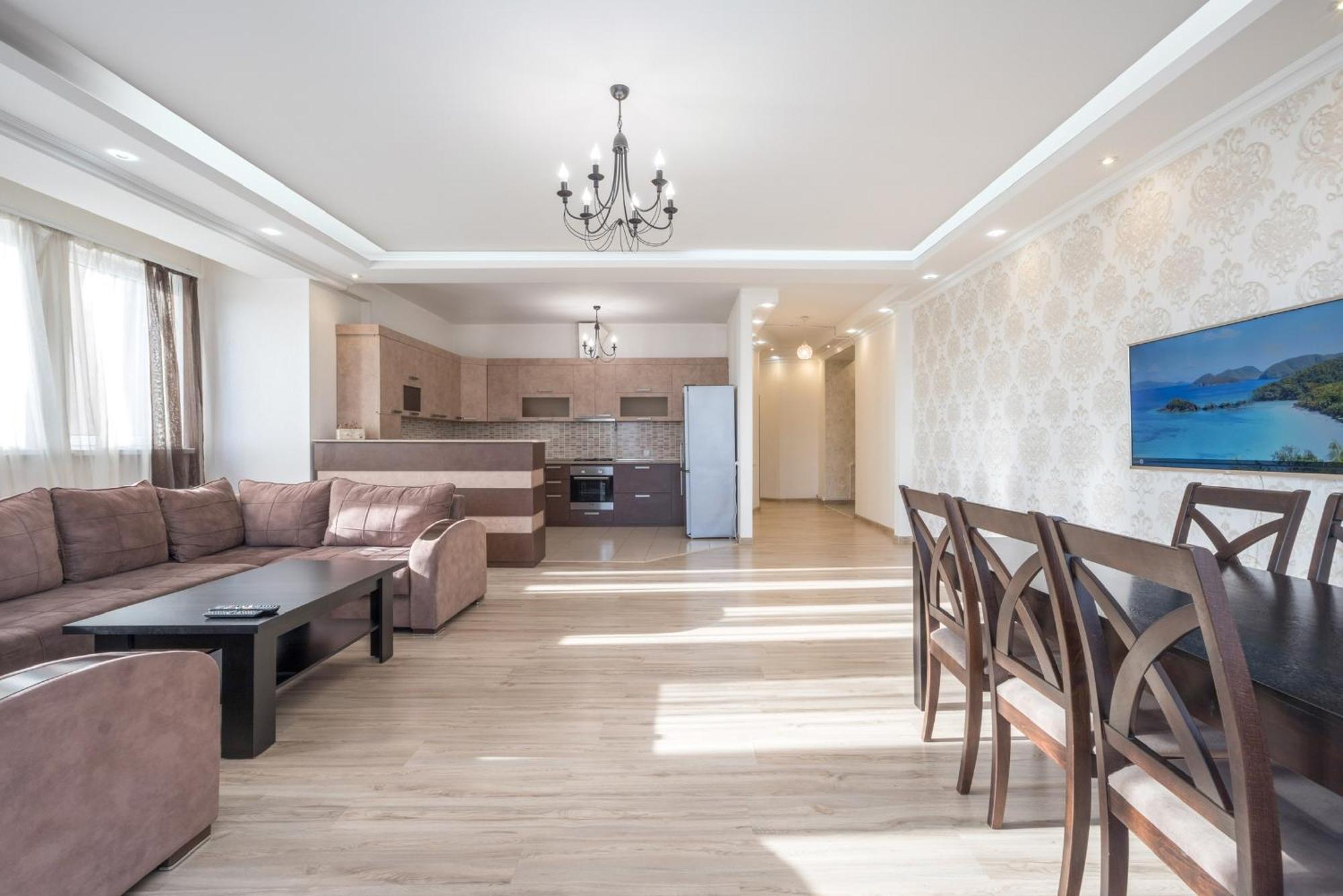 2 Bedrooms 2 Bathrooms Large And Lux Apartment Best Location エレバン エクステリア 写真